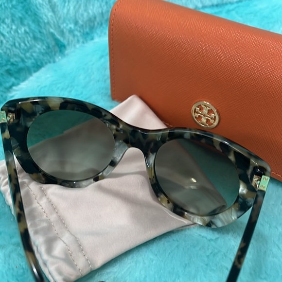 Women Tory Burch Sunglasses with Orange case and pouch - Picture 3 of 5